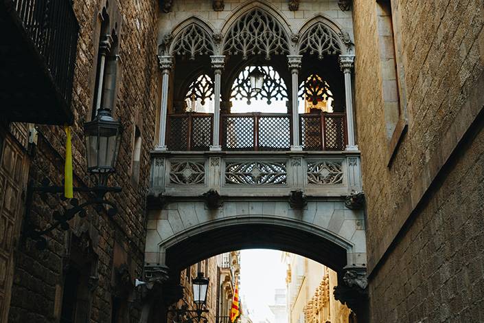 barcelona gothic quarter halloween tour school trips